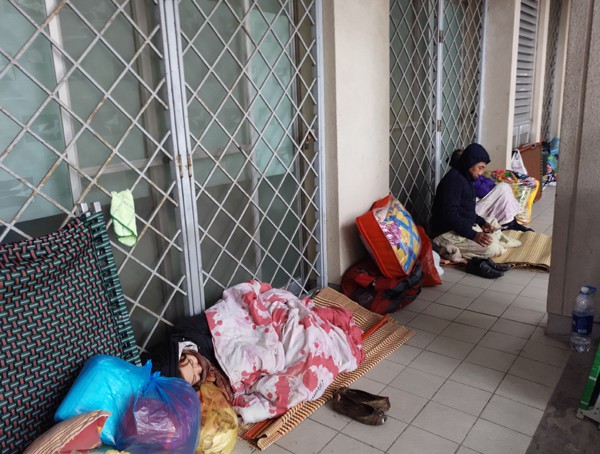 Rét cắt da cắt thịt, người nhà bệnh nhân co ro ngoài hành lang tìm cách trốn lạnh